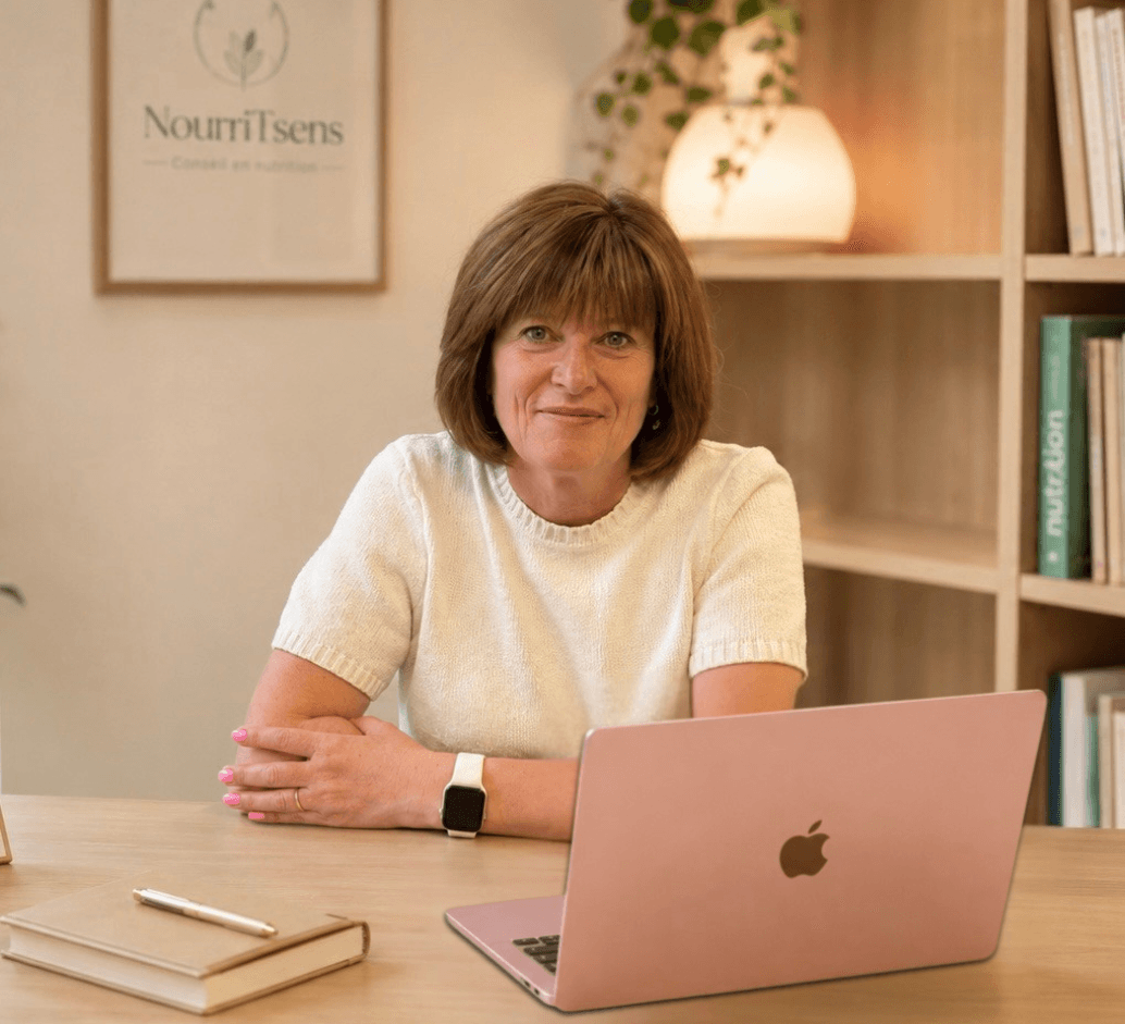 Bénédicte, infirmière D.E. et coach en nutrition, à son bureau
